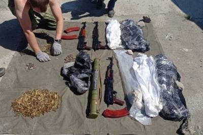 ФСБ в Волгограде обнаружила тайник ОПГ с автоматами и гранатометом