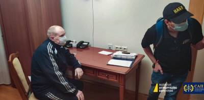 Детективы НАБУ в больнице “Феофания” задержали бывшего судью Чауса