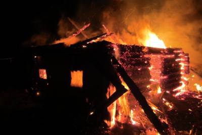 В Смоленской области ночью горело здание без жильцов