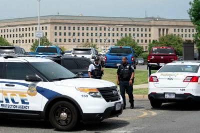 Из-за стрельбы у Пентагона в США скончался офицер полиции