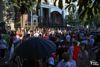 Фотофакт. Сотни белорусов почтили память Шишова возле посольства РБ в Киеве