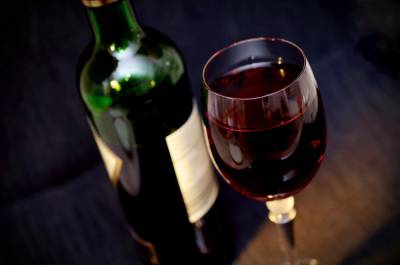 Врач посоветовал россиянам красное вино при постковидном синдроме