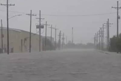 Байден предупредил, что обрушившийся на США ураган Ида будет разрушительным