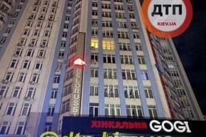 В Киеве мужчина прыгнул с 8-го этажа и забросал камнями медиков