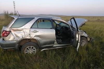 Два человека пострадали и один погиб в перевернувшемся автомобиле Harrier в Забайкалье