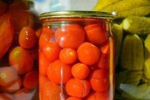 Хозяйкам на заметку: как избежать трещин на помидорах при засолке