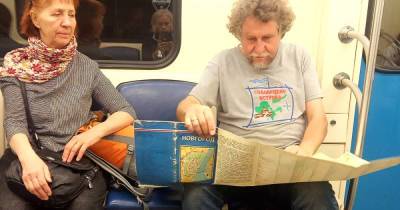 Пожилая пара с бумажной картой в московском метро растрогала россиян