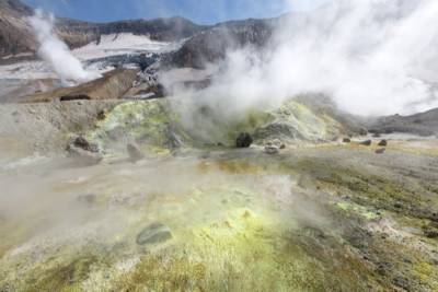 Ученые предупредили о смертельной опасности при посещении вулкана Мутновский на Камчатке