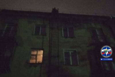 Неадекватного мужчину сняли с крыши дома спасатели ночью в Новосибирске