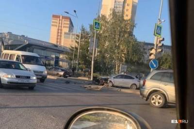 Автомобиль такси врезался в светофор в Екатеринбурге