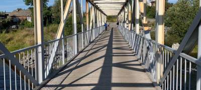 Жители Кемского района Карелии своими силами покрасили мост после обращения чиновников (ФОТО)