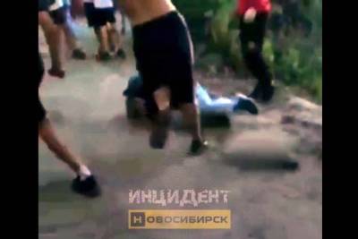Толпа подростков избила школьника из-за девушки в Новосибирске