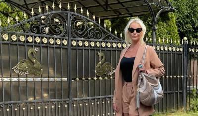 "Шиза косит, вавка в голове": Анастасия Волочкова захотела справить нужду прямо под елкой