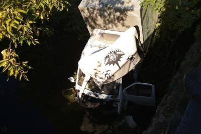 В Иванове грузовой автомобиль упал в реку с моста
