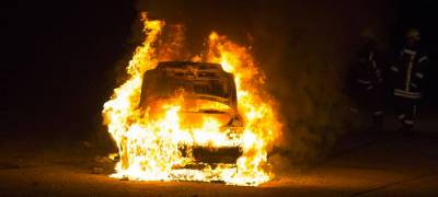 Два автомобиля загорелись минувшей ночью в Петрозаводске — один из них подожгли