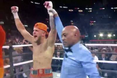 Звезда YouTube победил бывшего чемпиона UFC в боксерском поединке