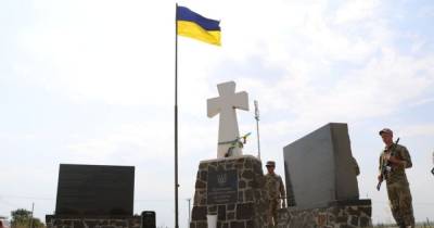 На админгранице с оккупированным Крымом открыли памятный знак — гранитное сердце (ФОТО)