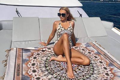 Новое фото Рудковской в купальнике Dior разочаровало подписчиков