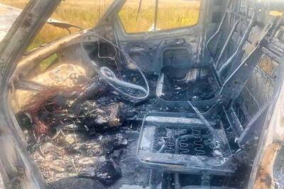 Во время движения в Смоленской области вспыхнул автомобиль и за несколько минут сгорел полностью