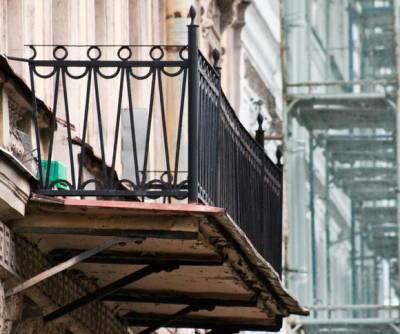 В Хабаровске пенсионер погиб, упав при обрушении балкона на шестом этаже