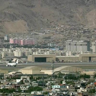 Одна из пяти ракет, выпущенных по аэропорту Кабула, достигла цели