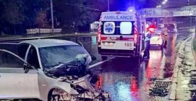 В Киеве водитель BMW протаранил столб и сбежал, бросив на месте пострадавшую девушку