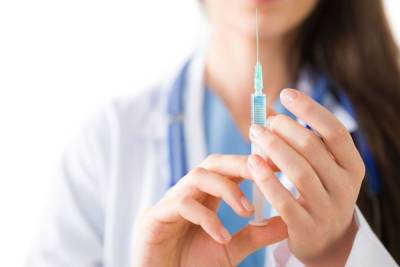 Петербургский врач рассказал, можно ли совмещать прививки от гриппа и коронавируса