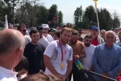 Победителя Паралимпийских игр Хинчагова встретили в Северной Осетии пирогами и танцами