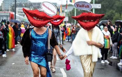 В Кельне прошел в многотысячный ЛГБТ-парад