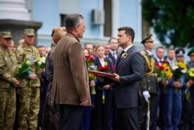 Зеленский присвоил звание Героя Украины двум погибшим военным