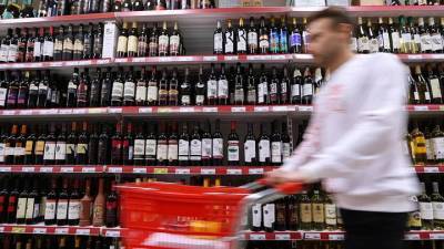 Мужчина украл бутылку дорогого виски из магазина в центре Москвы