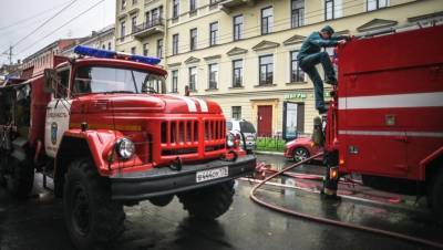 Два десятка пожарных тушили кафе на Васильевском острове