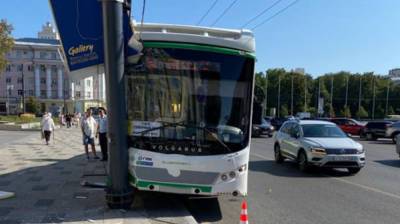 У главной площади Воронежа автобус №5А врезался в столб: пострадала женщина