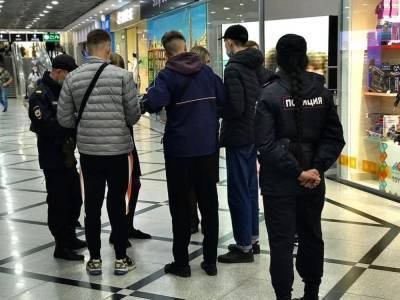 В Екатеринбурге полиция проводит рейды по барам и ТЦ в поисках школьников