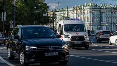 Число случаев COVID в Петербурге вновь резко упало после выходных