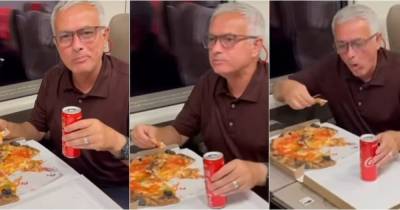 "Нет ничего лучше пиццы": Моуринью отпраздновал разгромную победу в чемпионате Италии в поезде (видео)