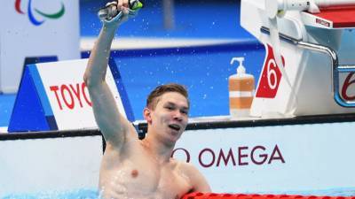 Россиянин Мозговой завоевал золото в плавании на Паралимпиаде в Токио