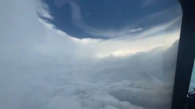 Пилоты залетели в центр урагана "Ида" и записали все на видео