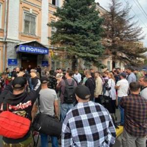 В Киеве член Нацкорпуса порезал вены под отделением полиции