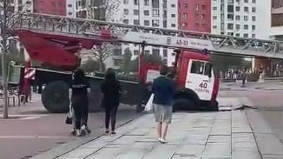 В Тюмени пожарная машина, ехавшая на вызов, провалилась в фонтан