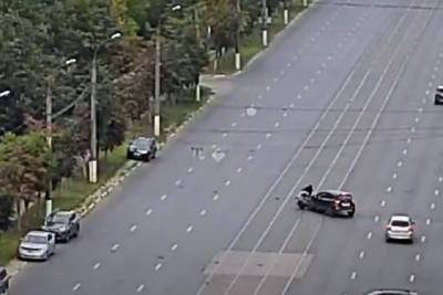 В Твери опубликовали видео жесткого столкновения мотоцикла и кроссовера
