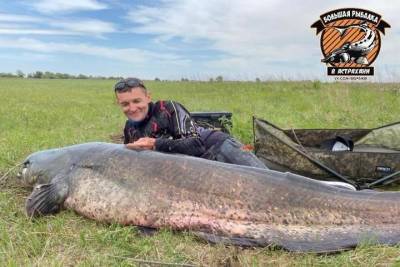 «Такой может съесть»: в Астрахани из Волги выловили гигантскую рыбу