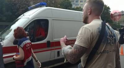 В Киеве под Печерским отделом полиции представитель Нацкорпуса "пустил кровь": подробности
