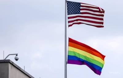 В США учительница призвала присягнуть флагу ЛГБТ