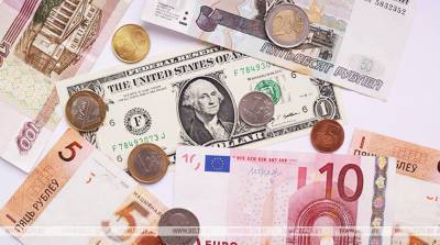 Доллар и евро на торгах 30 августа подешевели, российский рубль подорожал