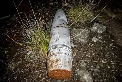 В районе Серебрянского шоссе отдыхающие обнаружили опасный снаряд