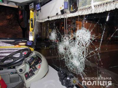 Пьяные парни разнесли троллейбус и избили прохожих: кадры с места ЧП в Киеве