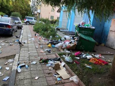 Жители дома на Комсомольской в Орле живут посреди мусорных куч