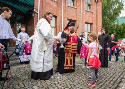 УПЦ провела молебен по случаю начала учебного года и вручила сотням детей "рюкзачки милосердия"