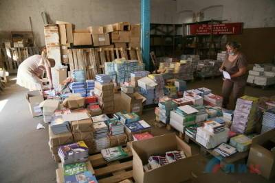 В школы ЛНР закупили 21 500 тысяч учебников